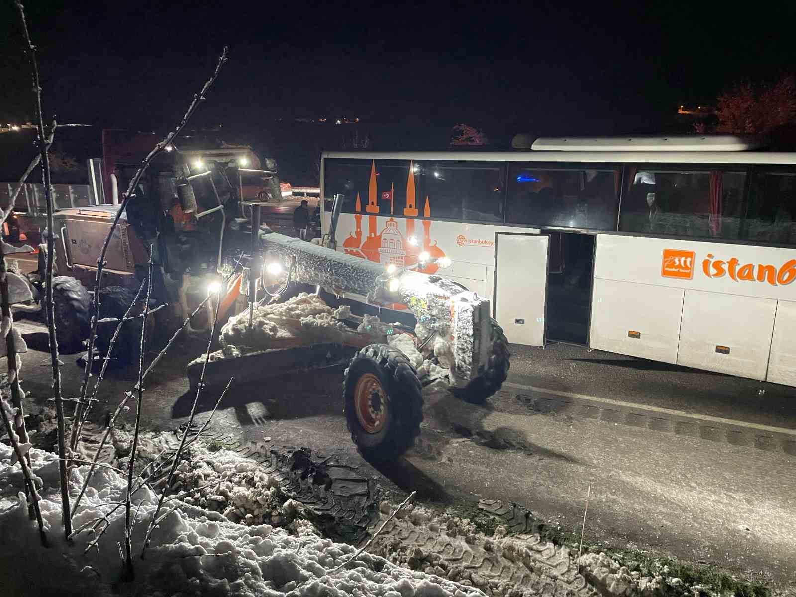 samsun-ankara-yolunda-otobus-ile-tir-carpisti-5-yarali