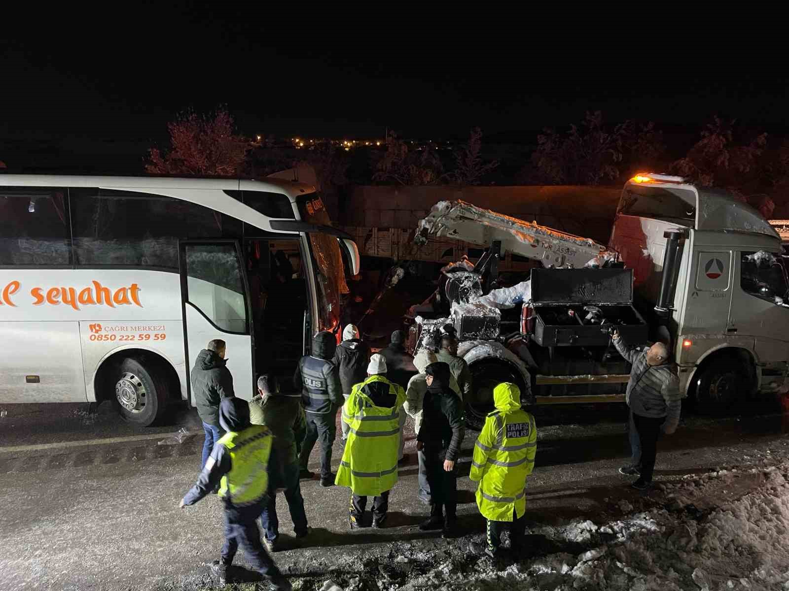 samsun-ankara-yolunda-otobus-ile-tir-carpisti-5-yarali