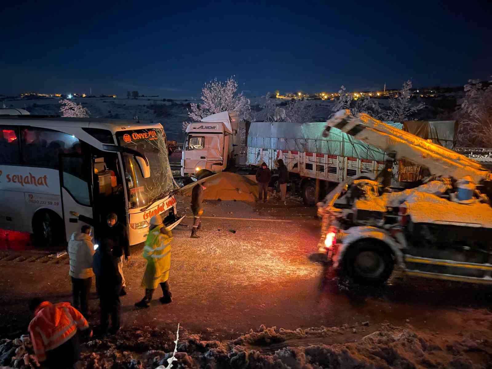 samsun-ankara-yolunda-otobus-ile-tir-carpisti-5-yarali