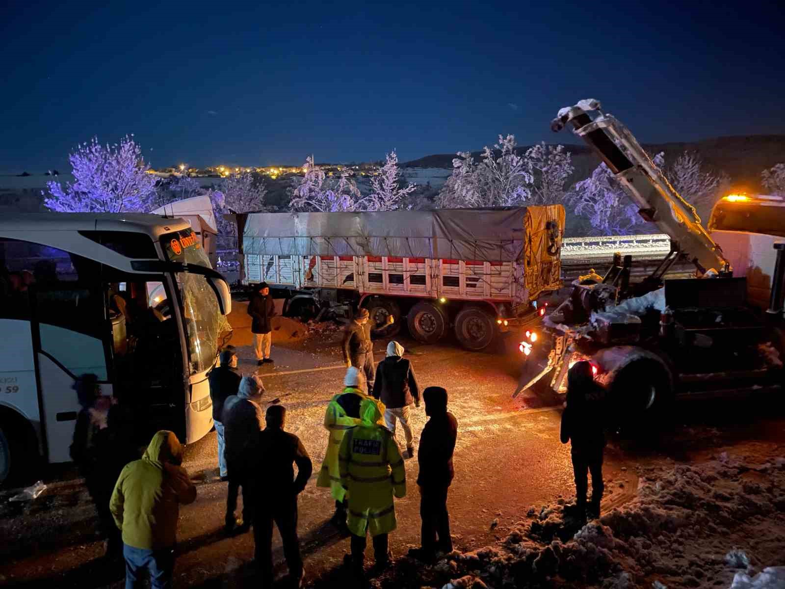 samsun-ankara-yolunda-otobus-ile-tir-carpisti-5-yarali