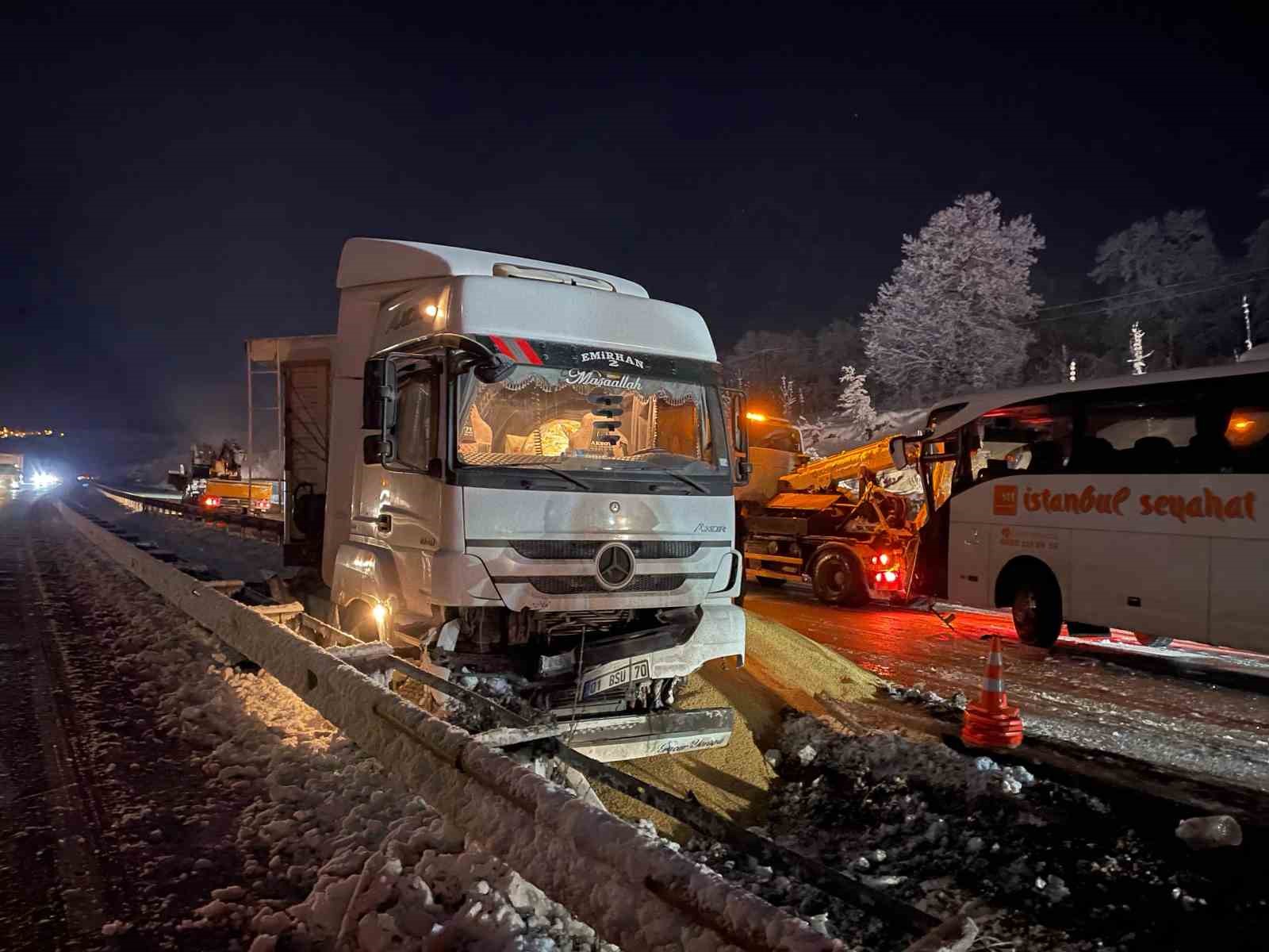 samsun-ankara-yolunda-otobus-ile-tir-carpisti-5-yarali