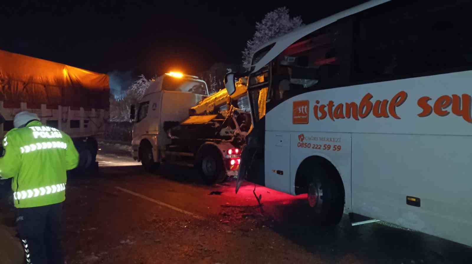 samsun-ankara-yolunda-otobus-ile-tir-carpisti-5-yarali