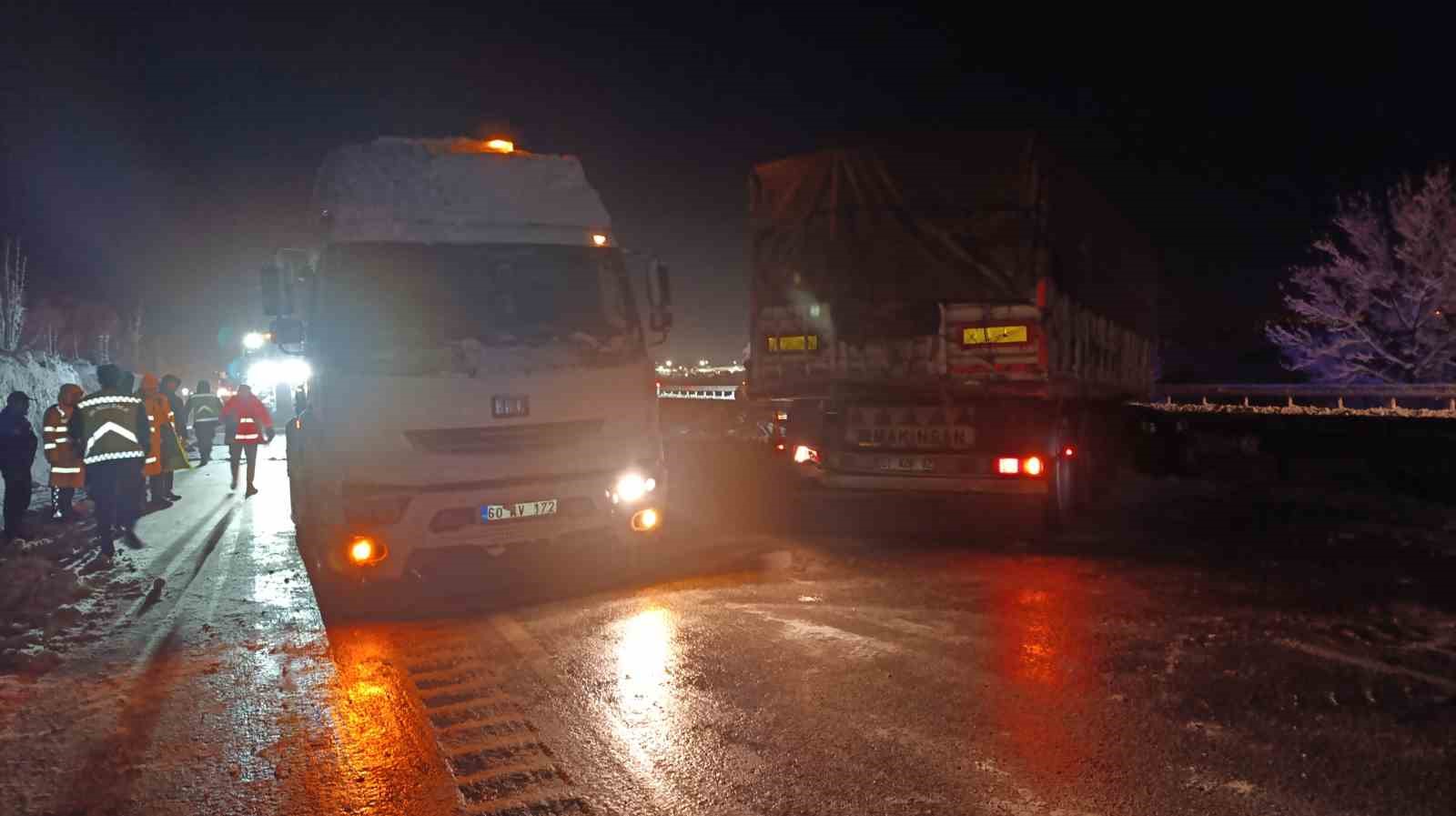 samsun-ankara-yolunda-otobus-ile-tir-carpisti-5-yarali