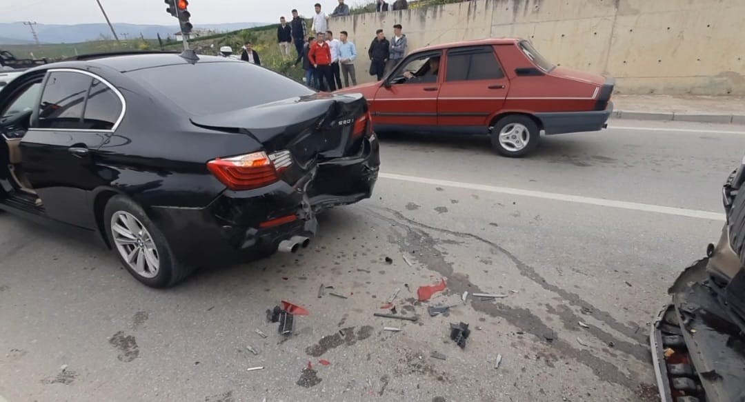 samsunda-3-aracin-karistigi-zincirleme-trafik-kazasi-1-yarali