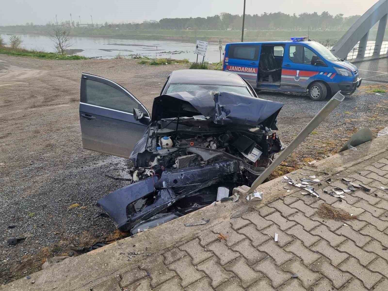 samsunda-otomobil-duvara-carpti-2-yarali