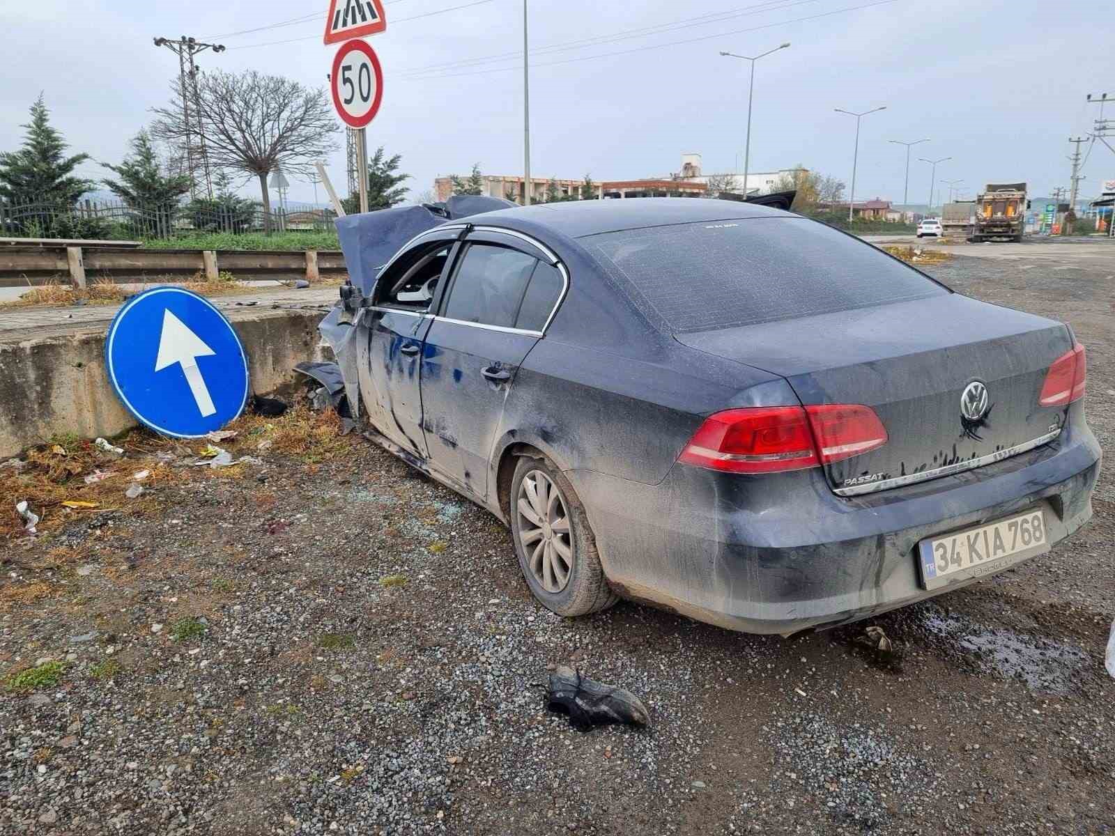 samsunda-otomobil-duvara-carpti-2-yarali