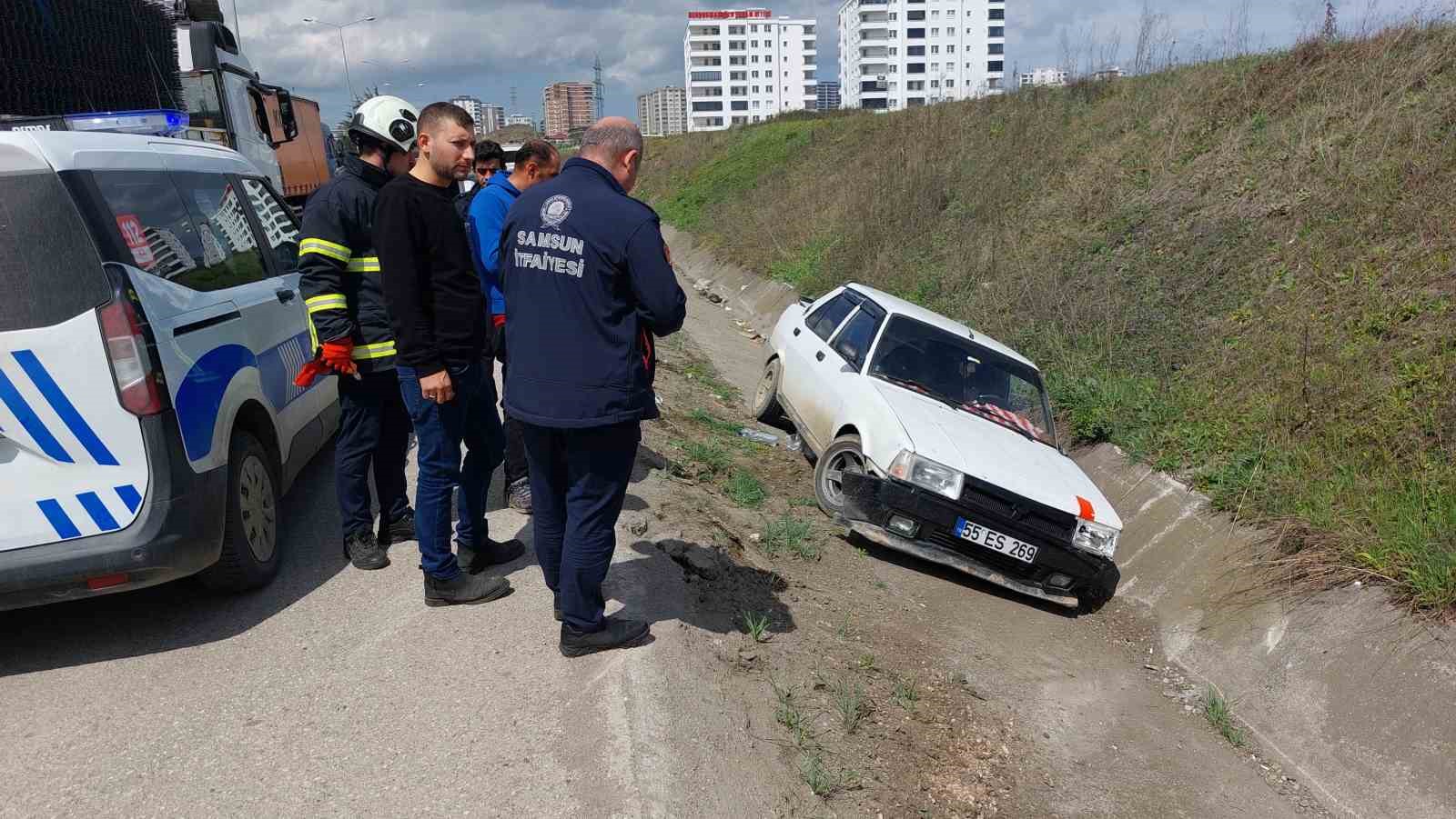 samsunda-yoldan-cikan-otomobil-su-kanalina-girdi-1-yarali