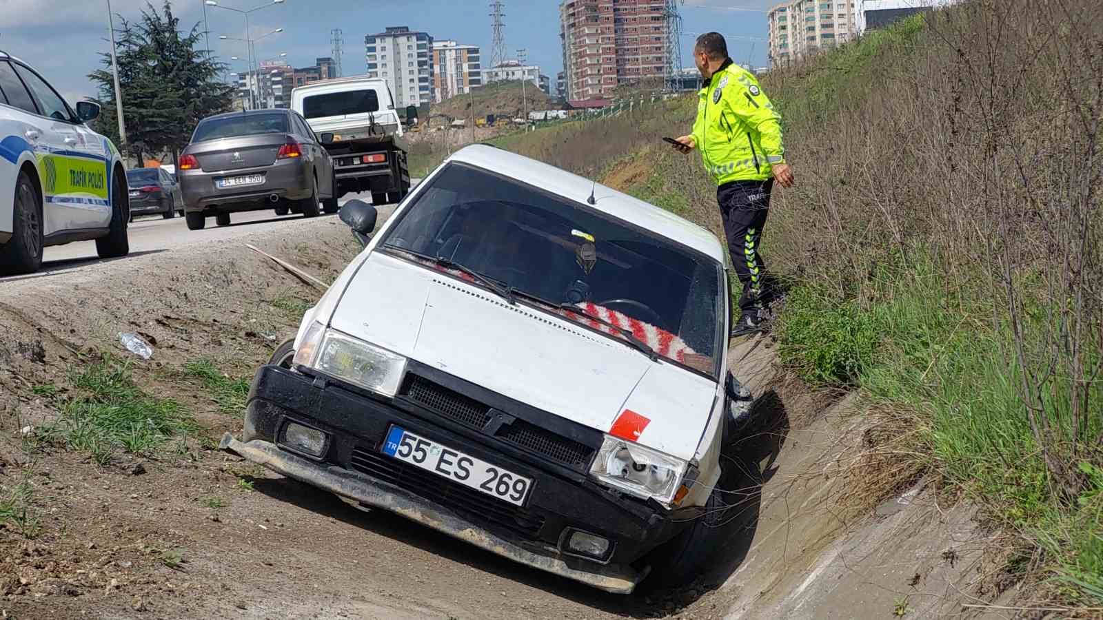 samsunda-yoldan-cikan-otomobil-su-kanalina-girdi-1-yarali