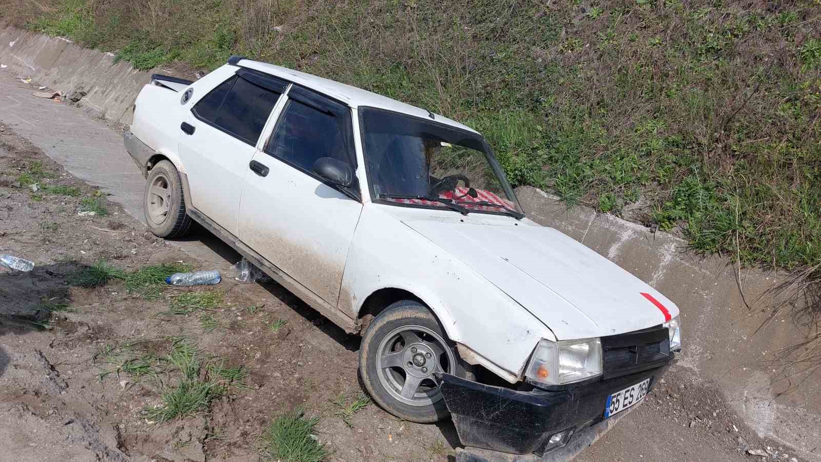 samsunda-yoldan-cikan-otomobil-su-kanalina-girdi-1-yarali