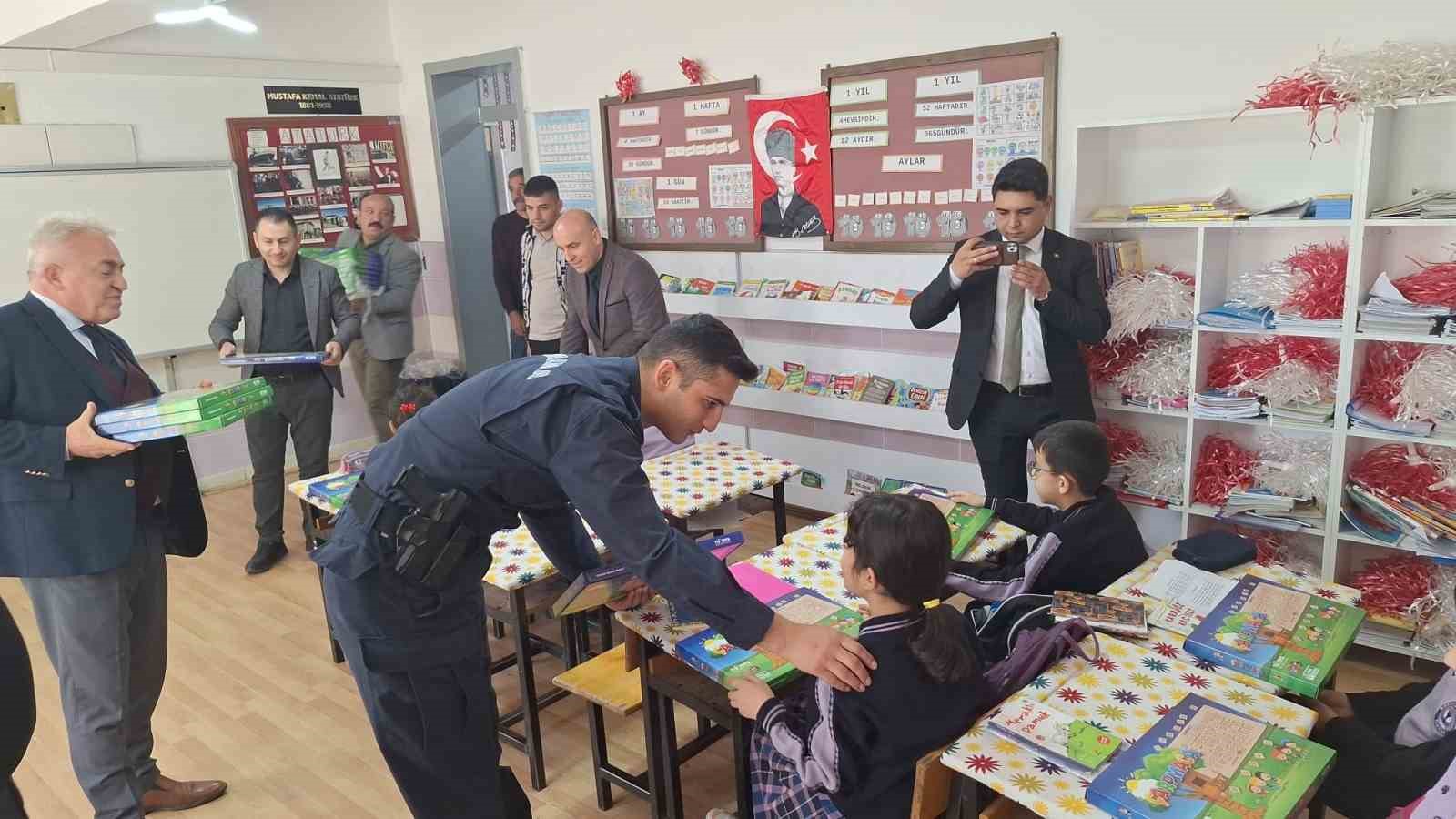 sehitler-haftasinda-duygulandiran-ziyaret-turk-bayragi-hediye-edilen-ogrenci-gozyaslarina-hakim-olamadi