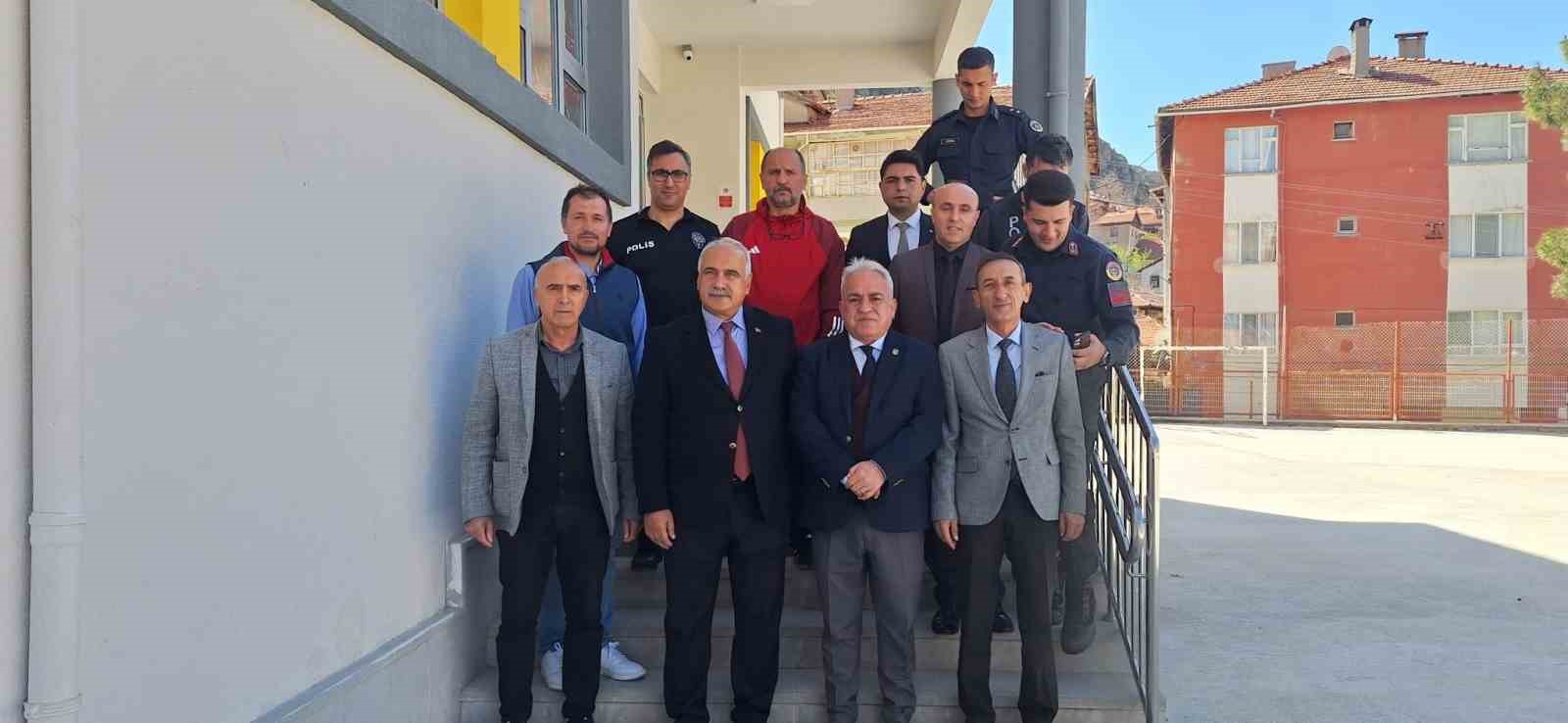 sehitler-haftasinda-duygulandiran-ziyaret-turk-bayragi-hediye-edilen-ogrenci-gozyaslarina-hakim-olamadi