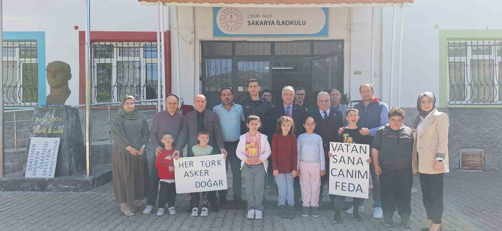 sehitler-haftasinda-duygulandiran-ziyaret-turk-bayragi-hediye-edilen-ogrenci-gozyaslarina-hakim-olamadi