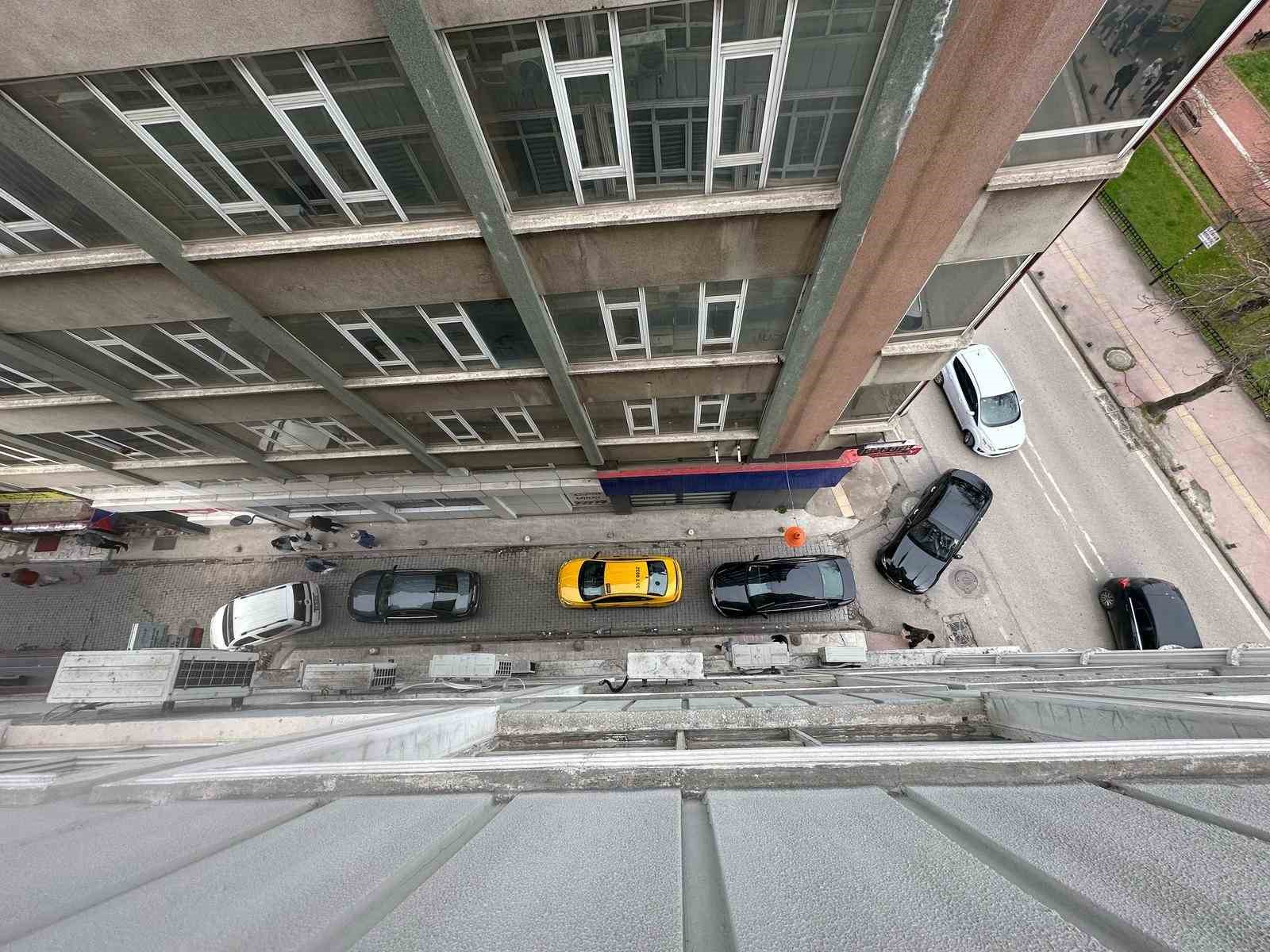sorumsuz-surucu-aracini-yol-ortasina-park-etti-trafigi-kilitledi