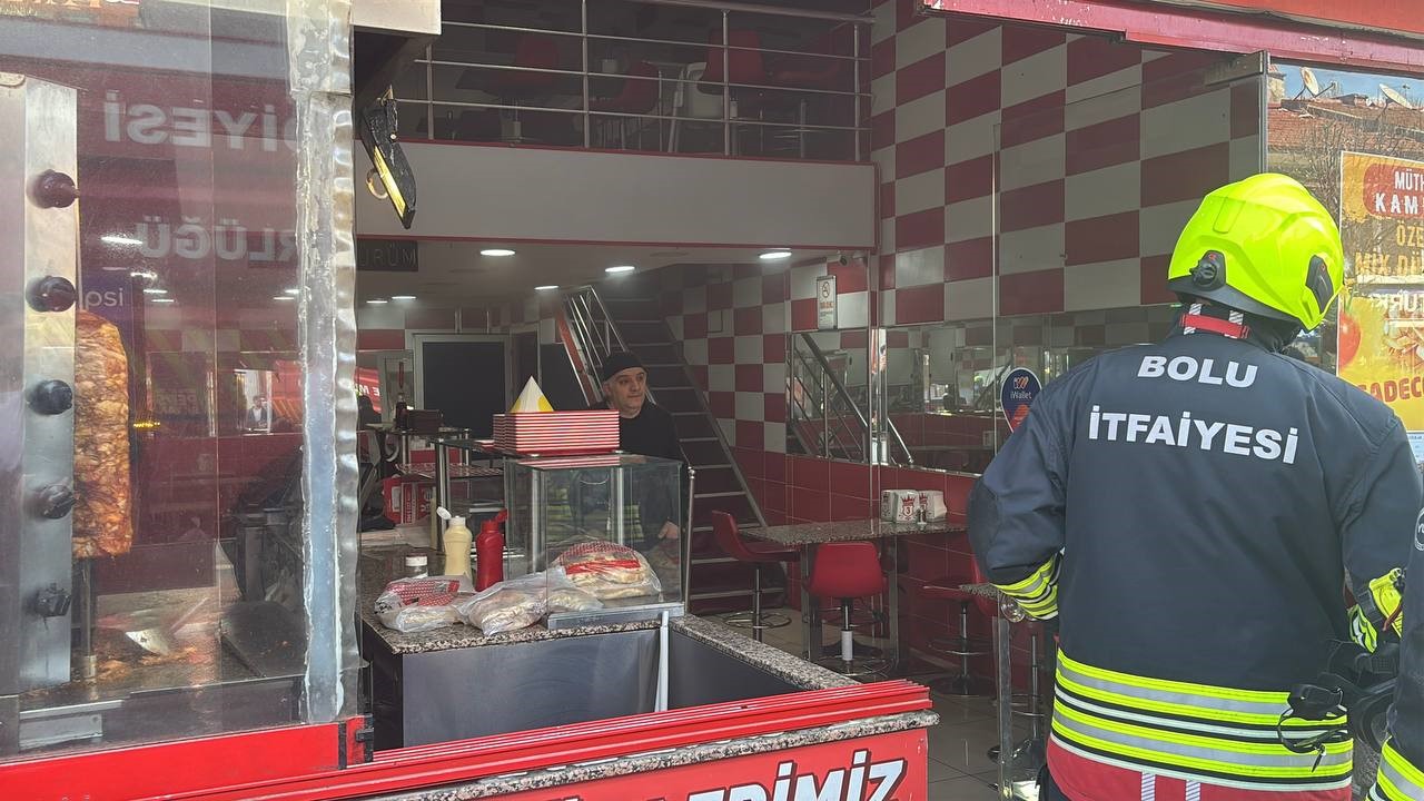 tavuk-doner-dukkaninda-yangin-panigi