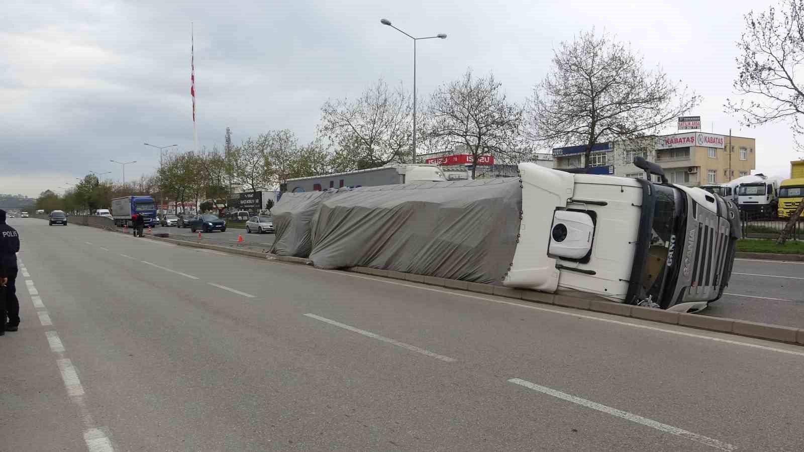 temizlik-malzemesi-yuklu-tir-devrildi-1-yarali