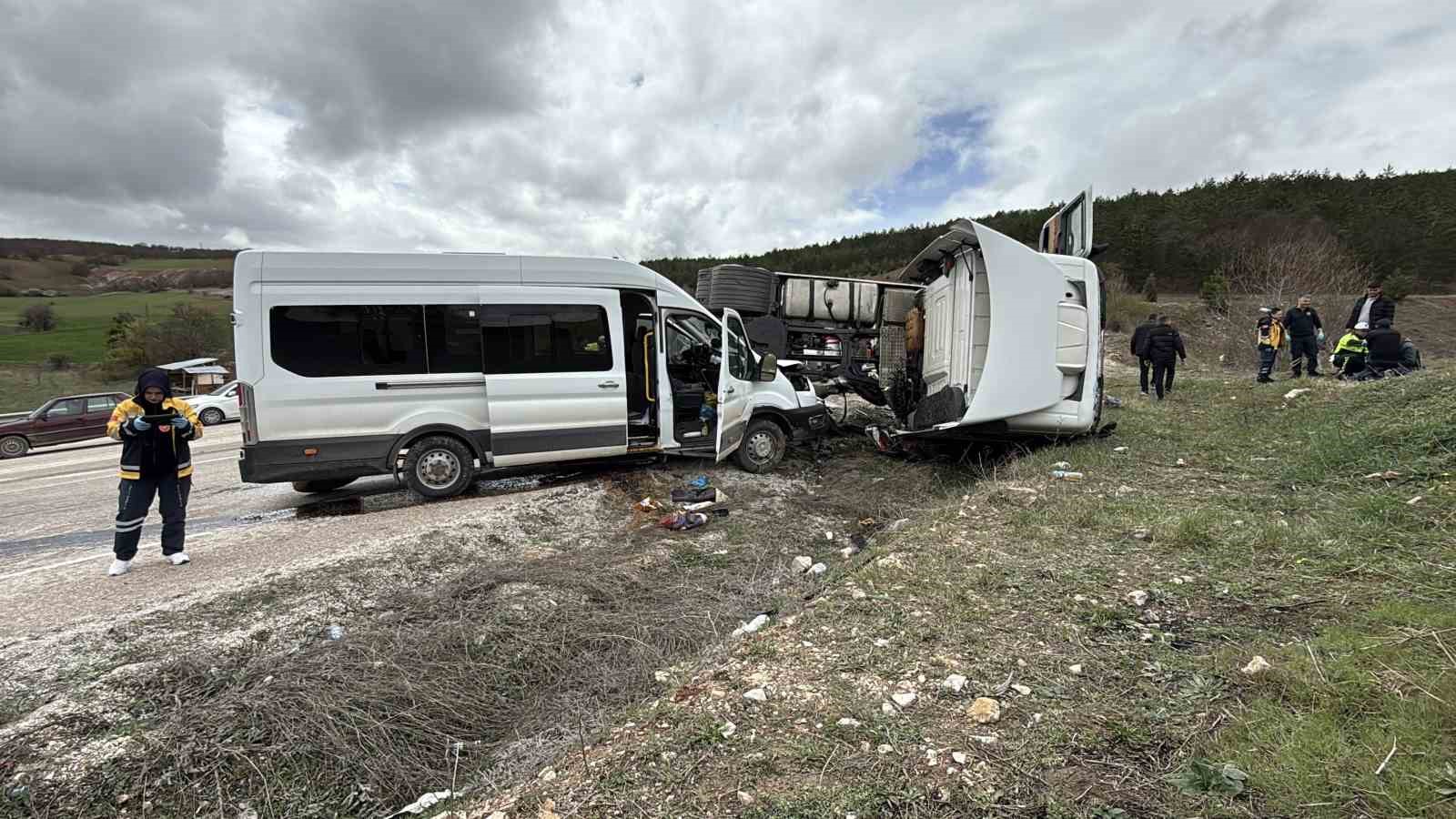 tir-ve-yolcu-servisi-carpisti-6-yarali