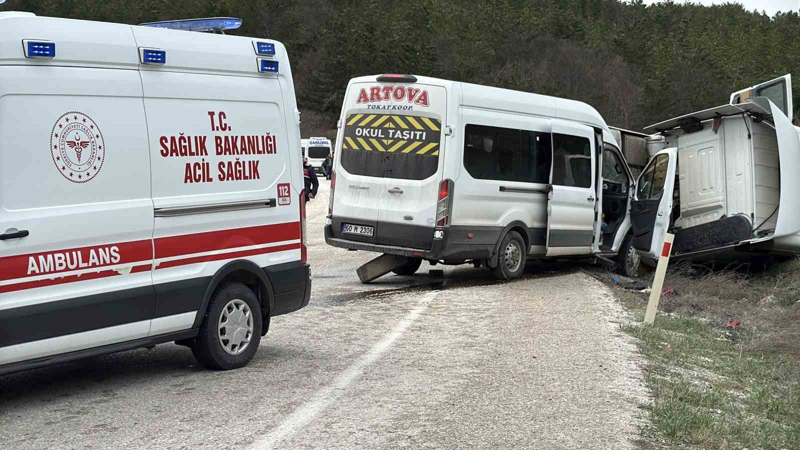 tir-ve-yolcu-servisi-carpisti-6-yarali
