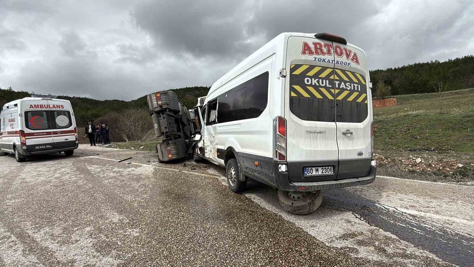 tir-ve-yolcu-servisi-carpisti-6-yarali