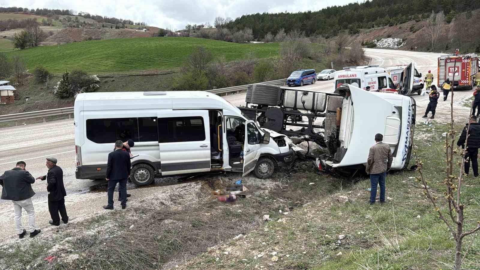 tir-ve-yolcu-servisi-carpisti-6-yarali