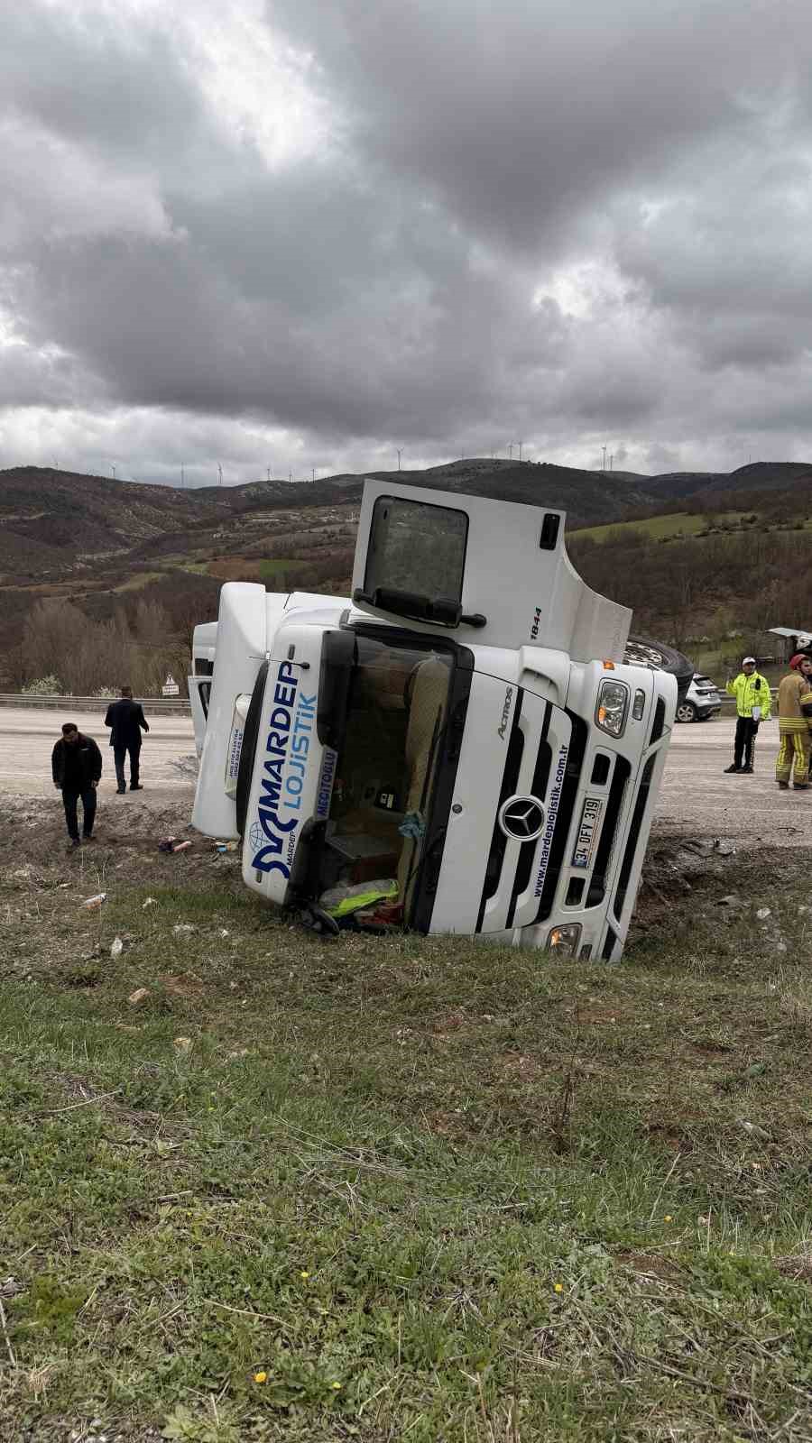 tir-ve-yolcu-servisi-carpisti-6-yarali