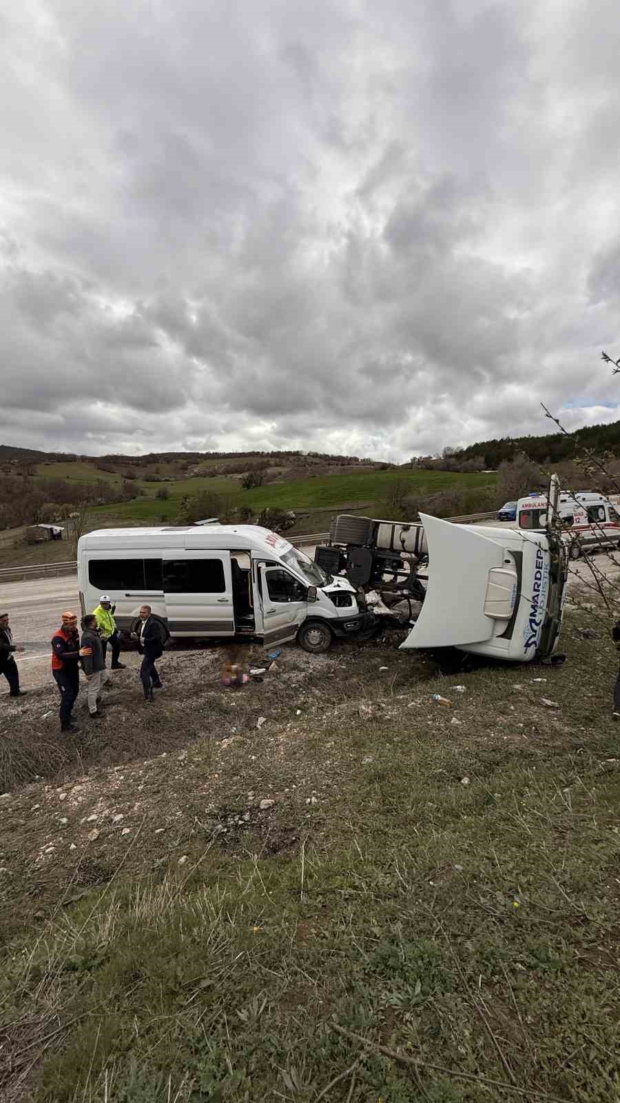 tir-ve-yolcu-servisi-carpisti-6-yarali