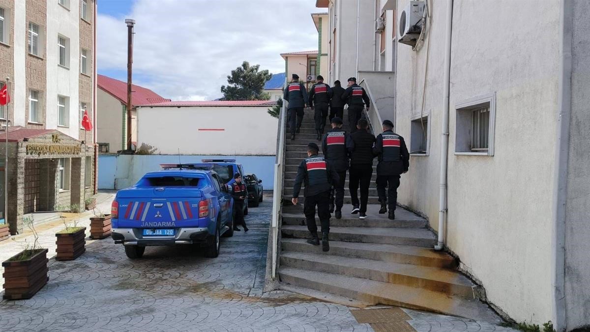 ulkeye-kacak-yollarla-giren-4-sahis-ormanlik-alanda-donmak-uzereyken-bulundu