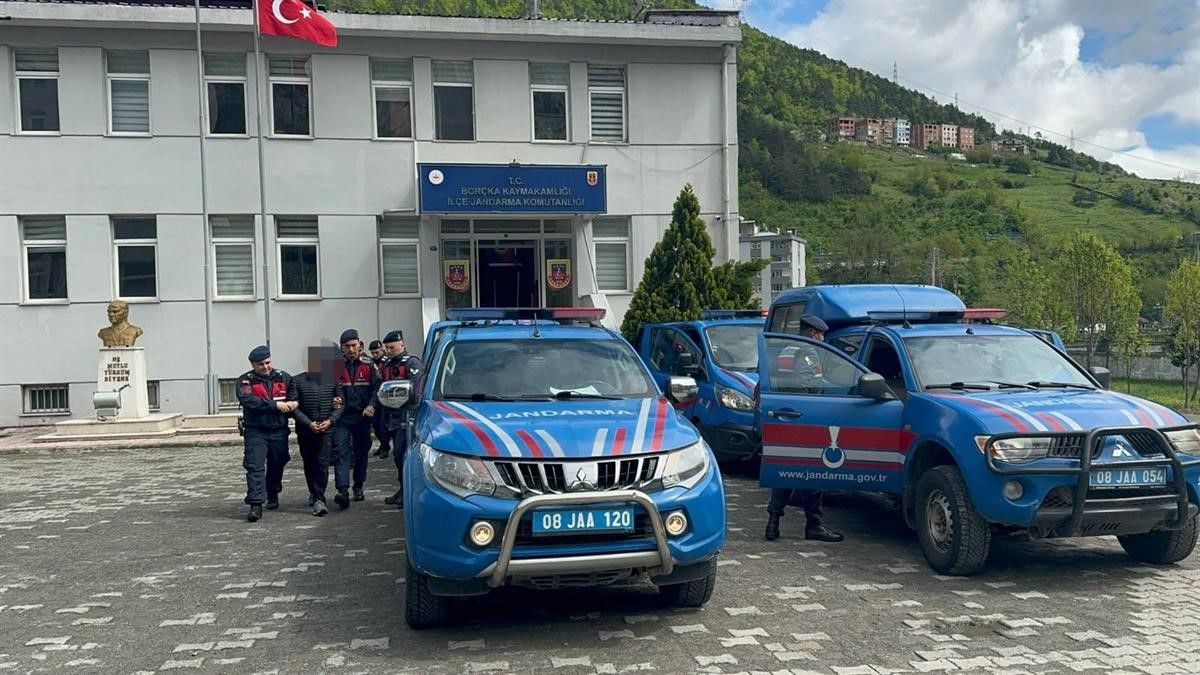 ulkeye-kacak-yollarla-giren-4-sahis-ormanlik-alanda-donmak-uzereyken-bulundu