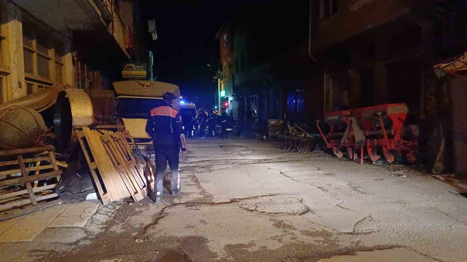 uzerine-benzin-dokup-kendini-yakmak-isteyen-sahsi-polis-ikna-etti