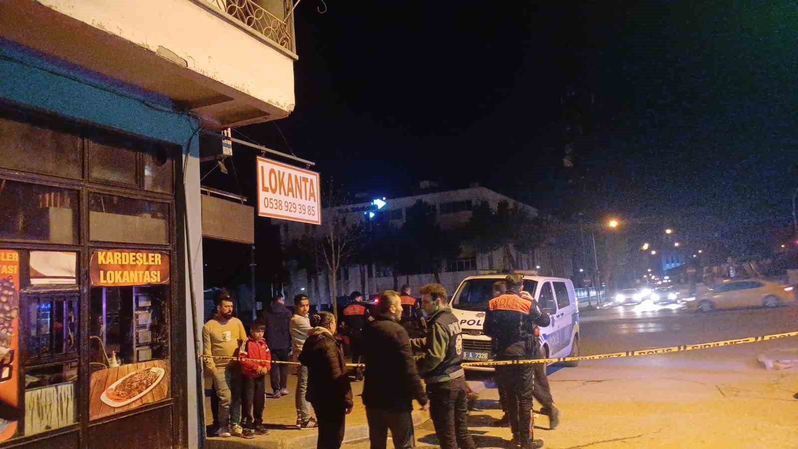 uzerine-benzin-dokup-kendini-yakmak-isteyen-sahsi-polis-ikna-etti