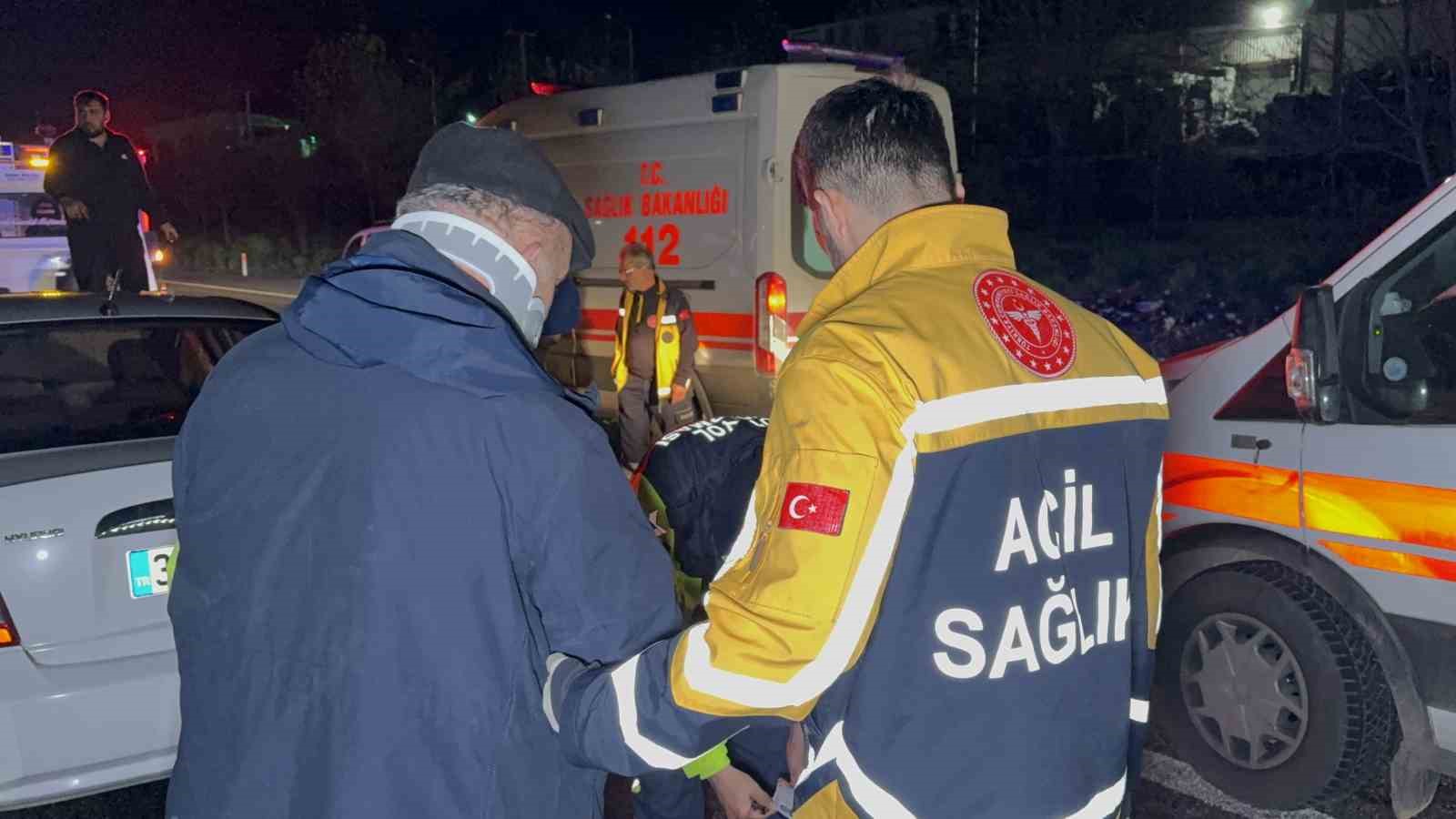 yarali-surucu-ozel-esyasi-icin-ambulanstan-indi