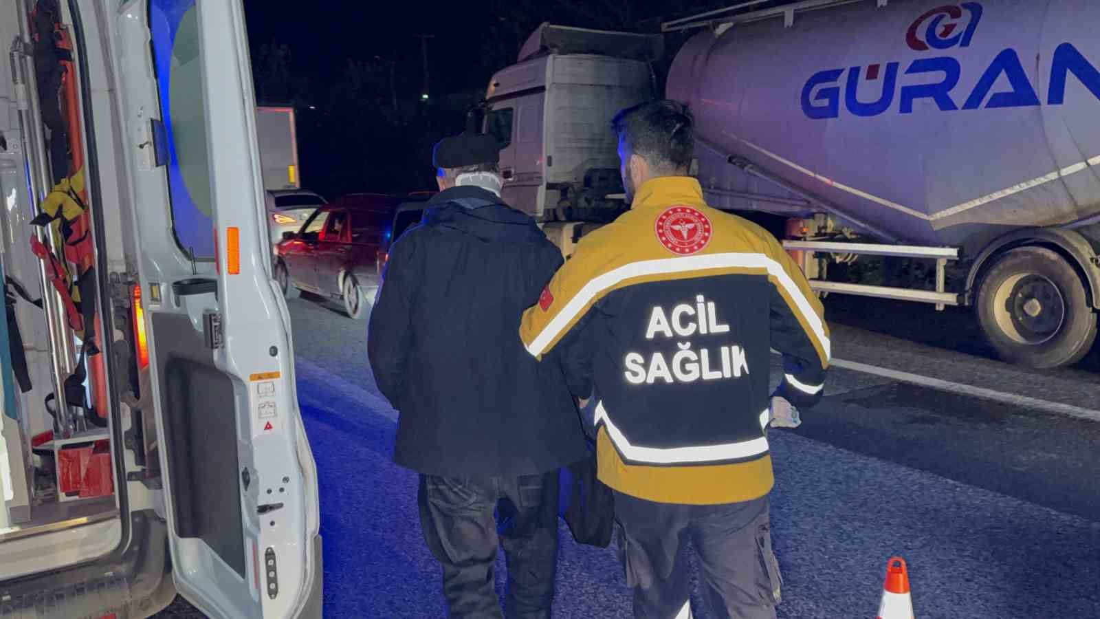 yarali-surucu-ozel-esyasi-icin-ambulanstan-indi