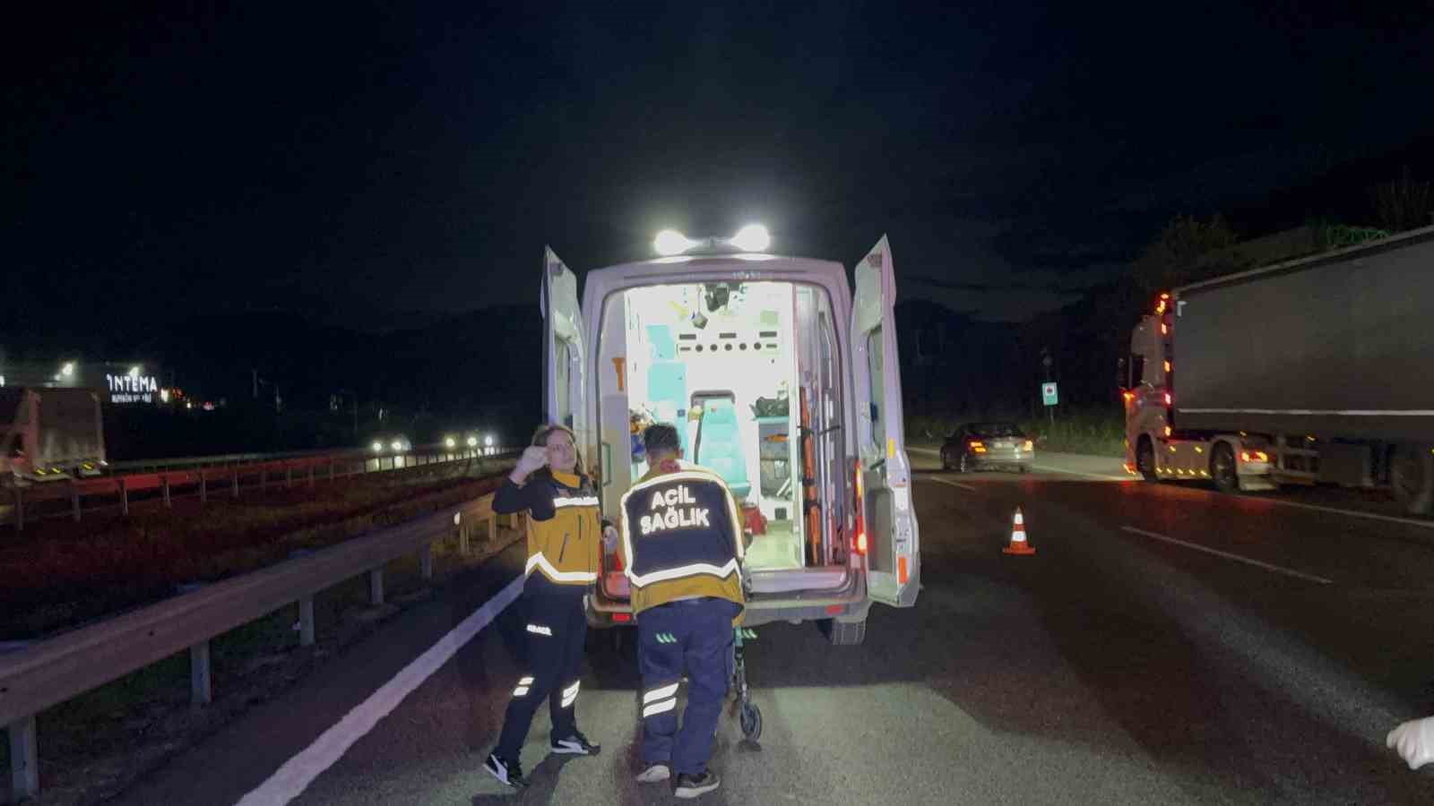 yarali-surucu-ozel-esyasi-icin-ambulanstan-indi