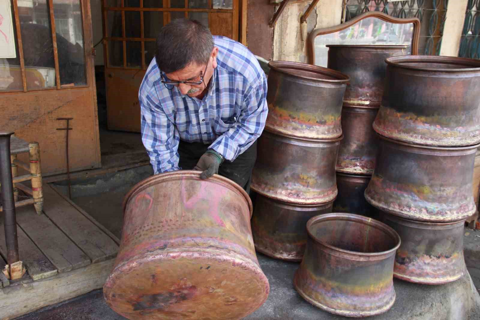 yarim-asirdan-fazla-suredir-cekiciyle-bakira-sekil-veriyor