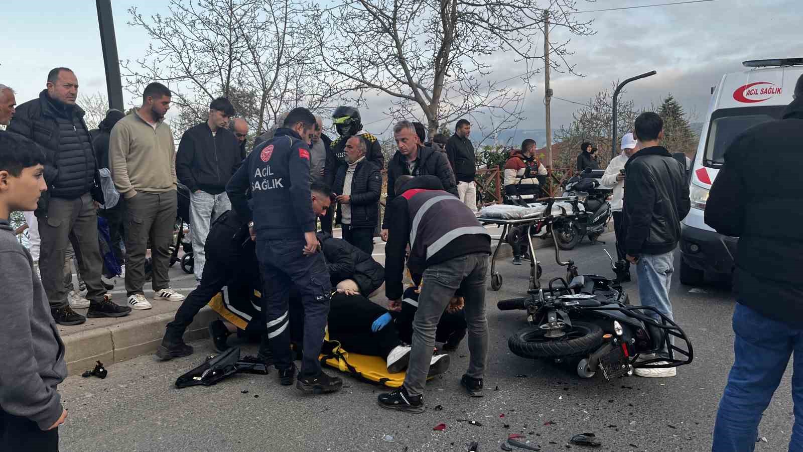 yolcu-indirdigi-sirada-duran-otomobile-motosiklet-carpti-1-yarali