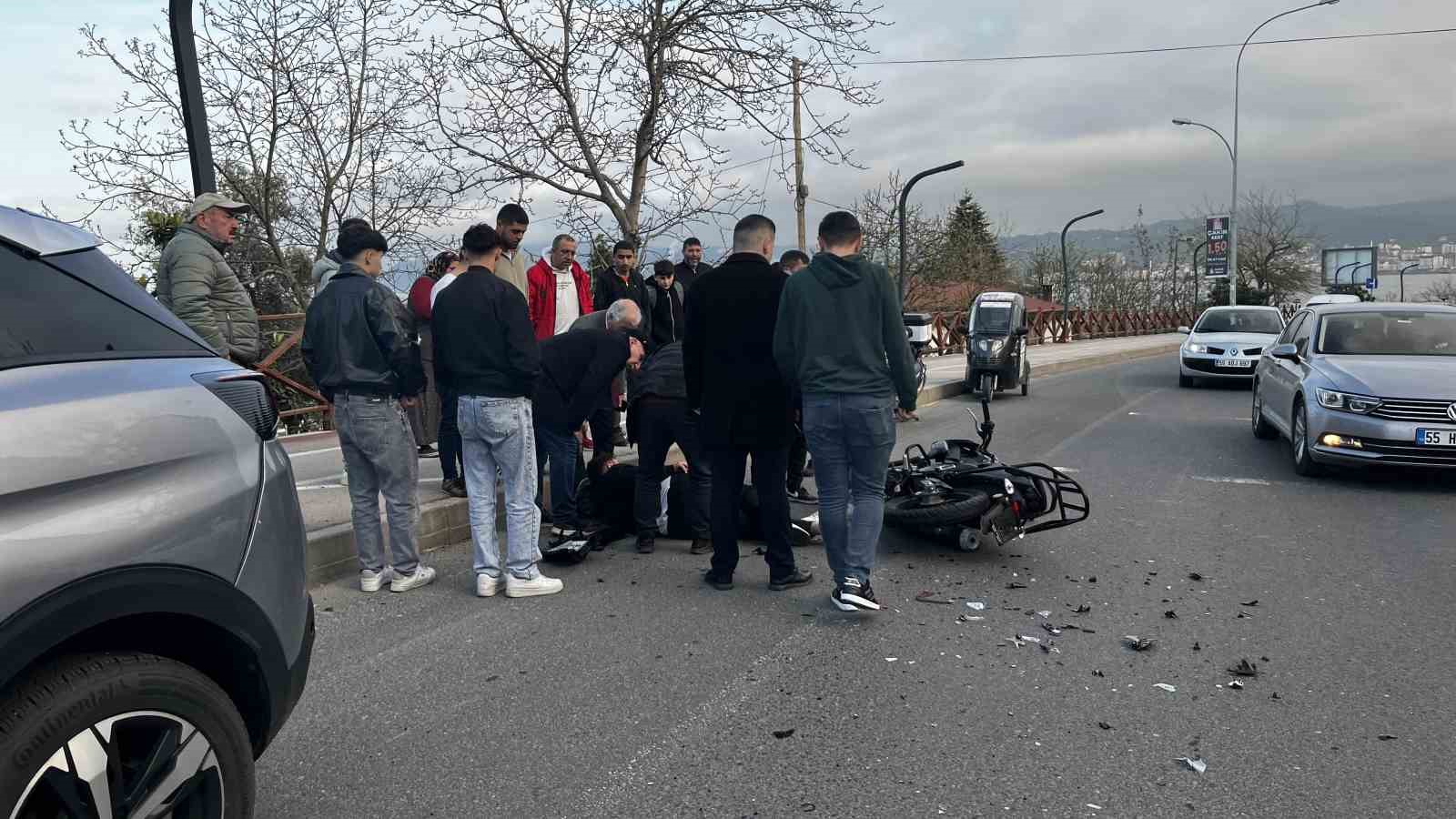 yolcu-indirdigi-sirada-duran-otomobile-motosiklet-carpti-1-yarali