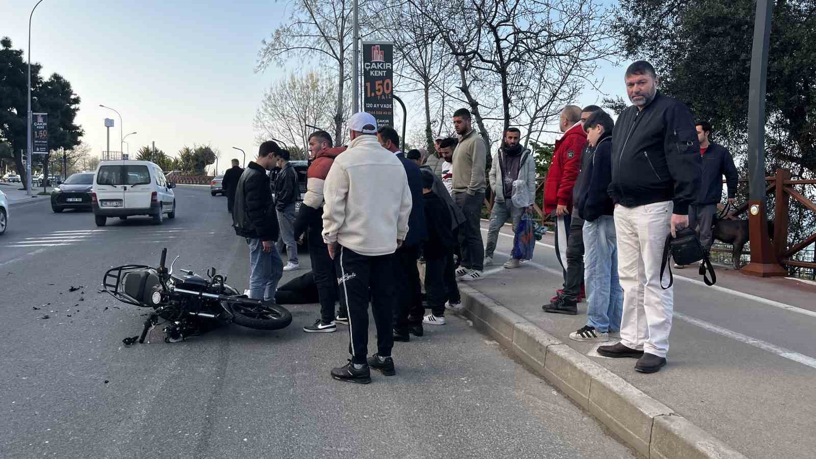 yolcu-indirdigi-sirada-duran-otomobile-motosiklet-carpti-1-yarali