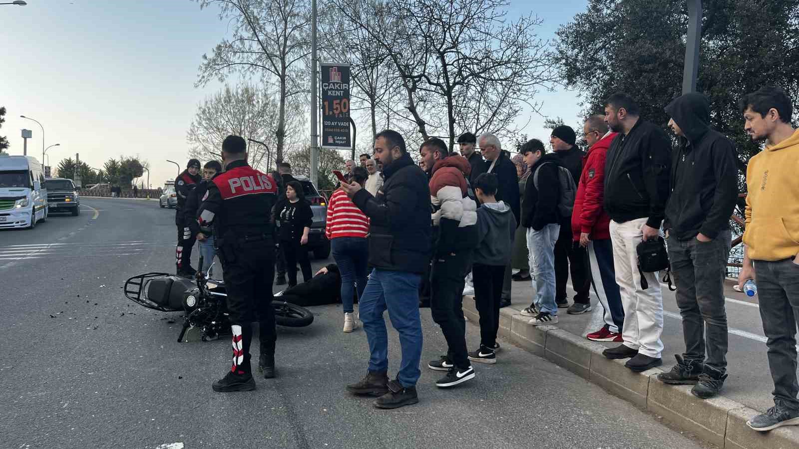 yolcu-indirdigi-sirada-duran-otomobile-motosiklet-carpti-1-yarali