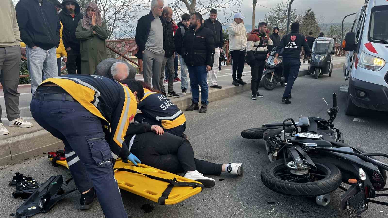yolcu-indirdigi-sirada-duran-otomobile-motosiklet-carpti-1-yarali