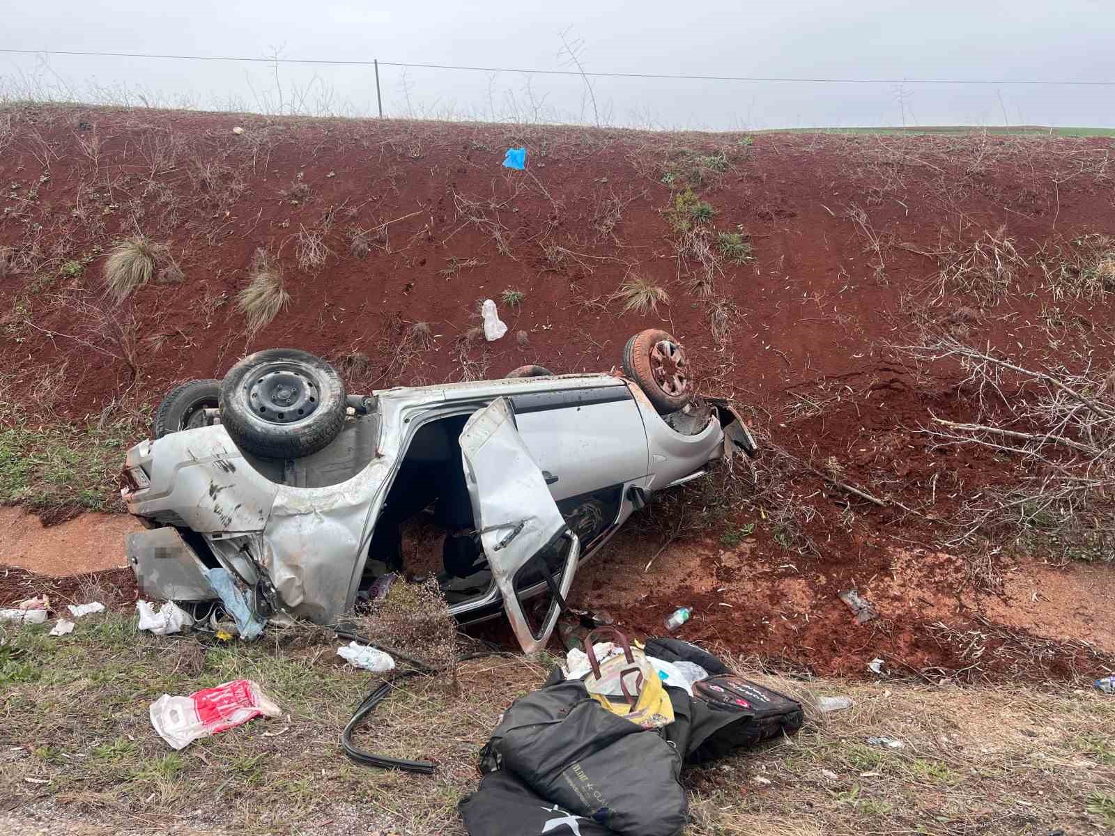 yoldan-cikan-otomobil-takla-atti-4-yarali