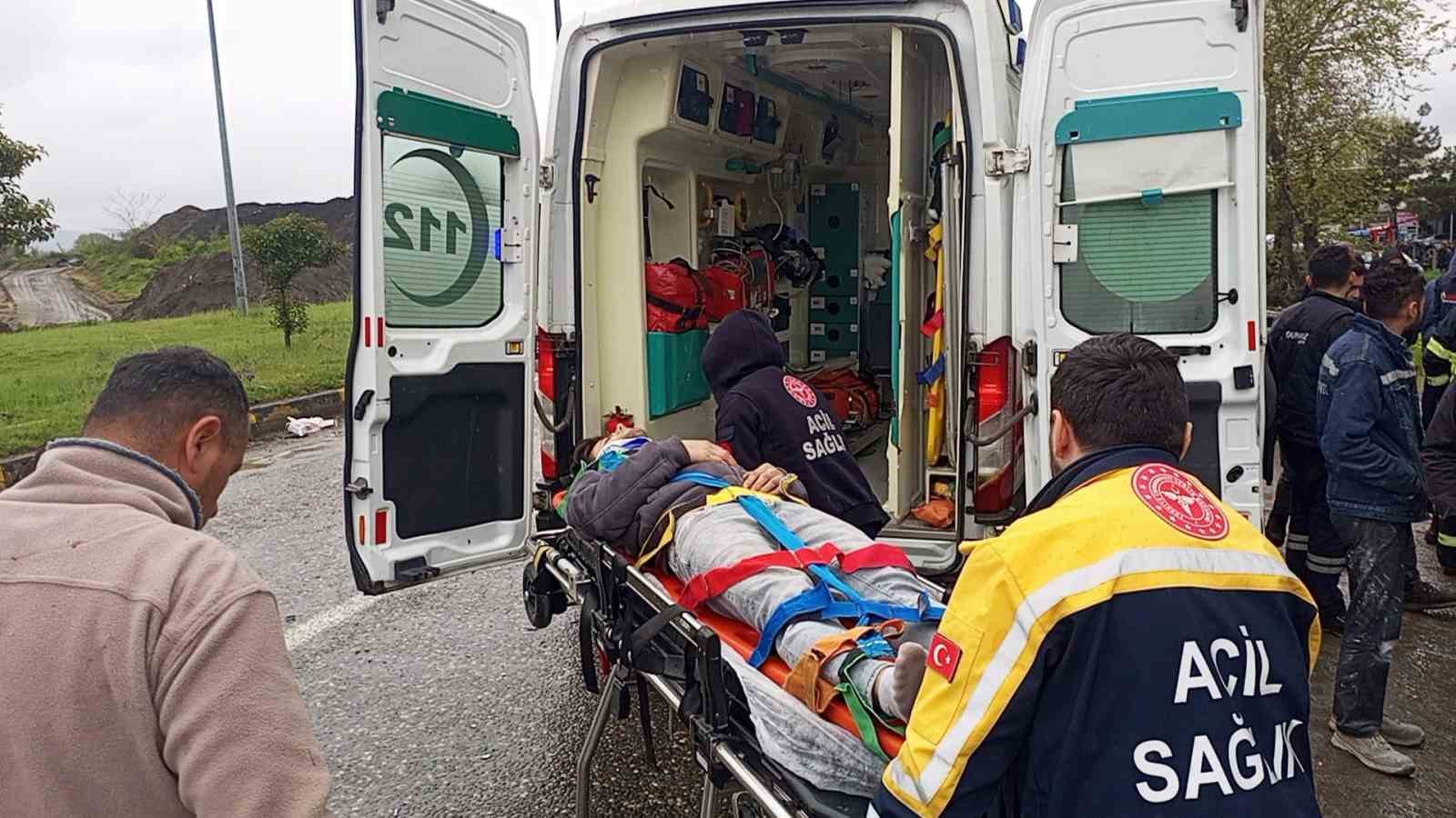 zonguldakta-ambulans-ile-otomobil-carpisti-6-yarali