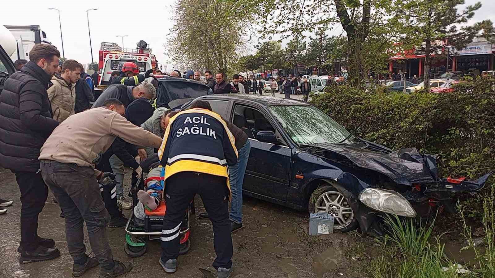 zonguldakta-ambulans-ile-otomobil-carpisti-6-yarali