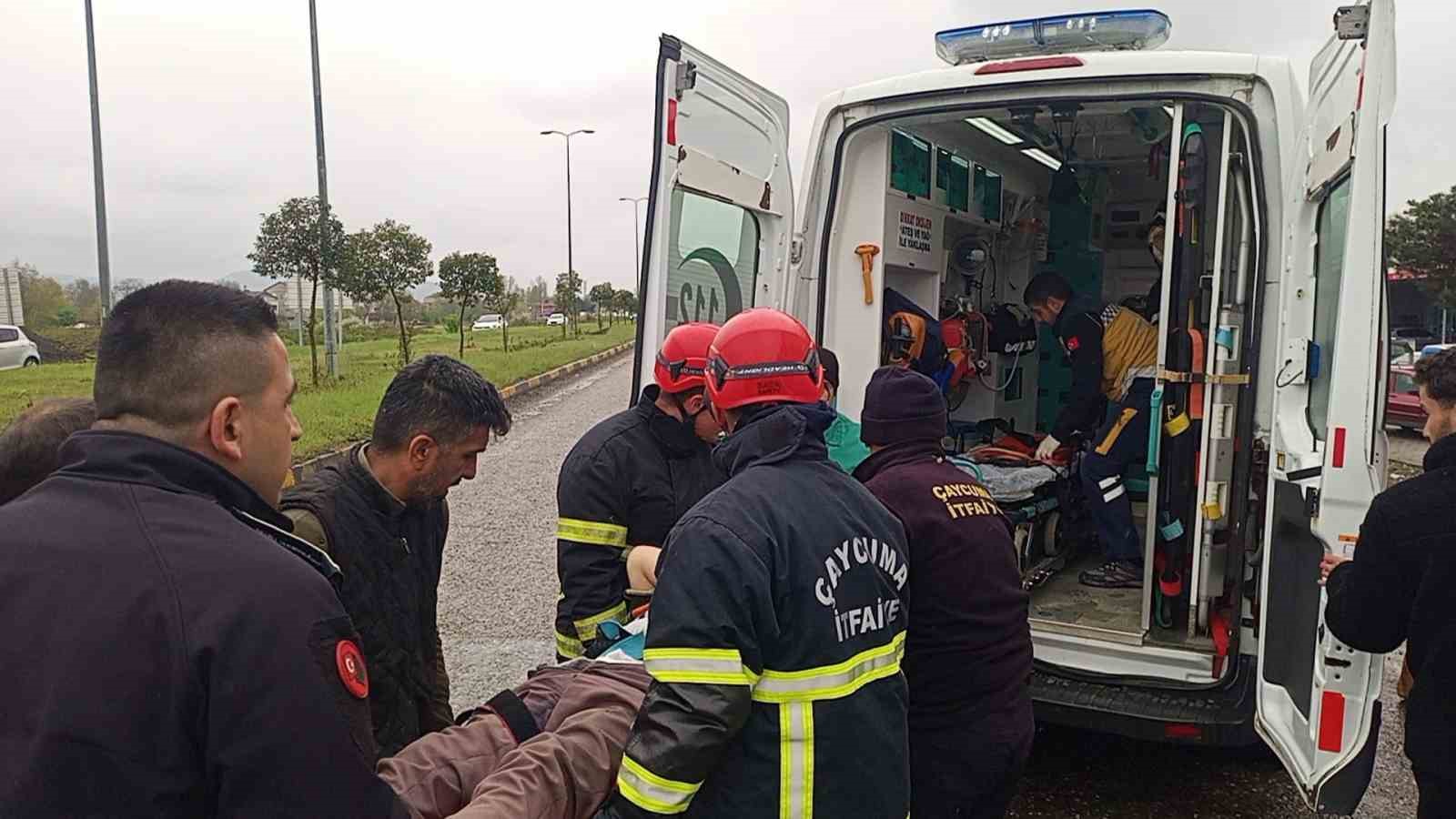 zonguldakta-ambulans-ile-otomobil-carpisti-6-yarali