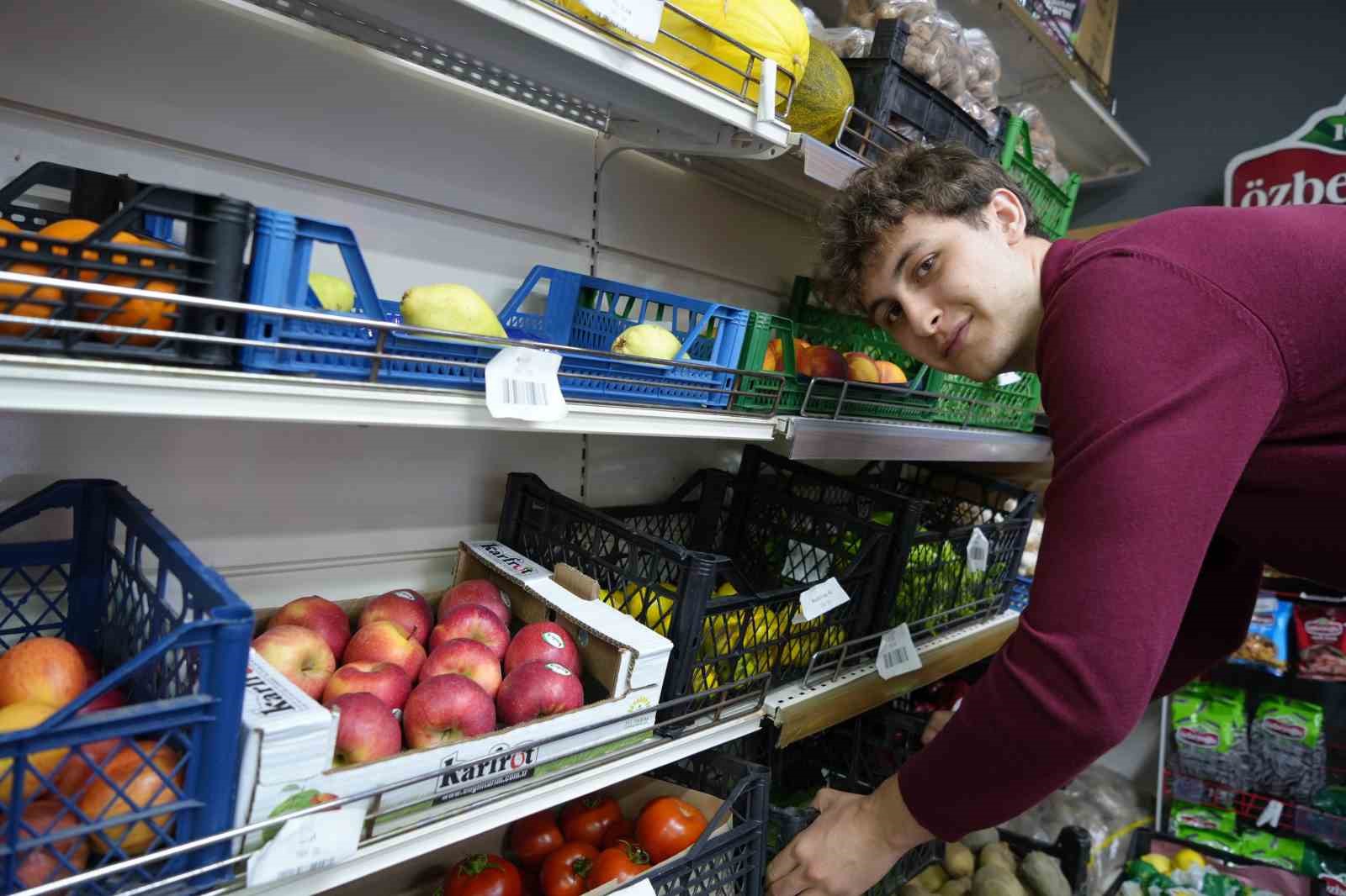 19-yasinda-market-acti-boykot-urunlerini-satmiyor