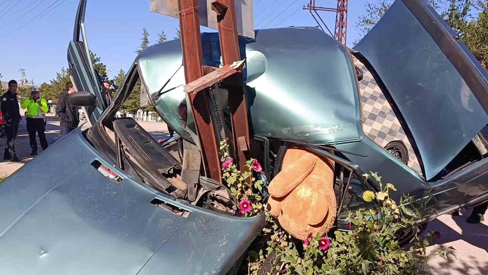 amasyada-direge-carpan-otomobil-ikiye-ayrildi-2-yarali