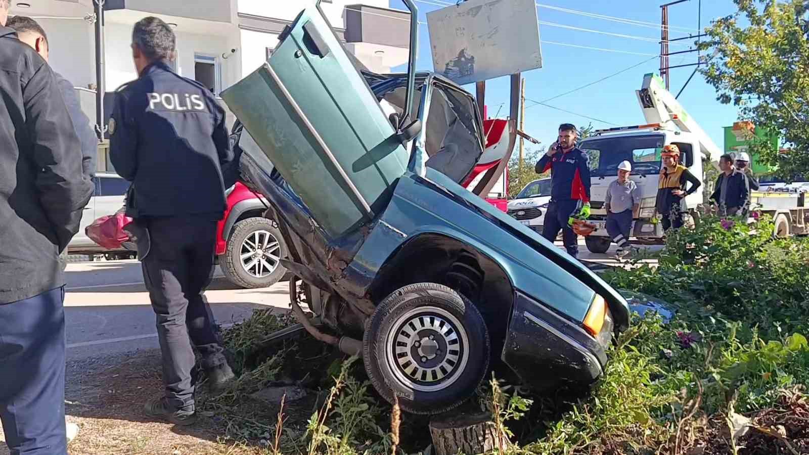 amasyada-direge-carpan-otomobil-ikiye-ayrildi-2-yarali