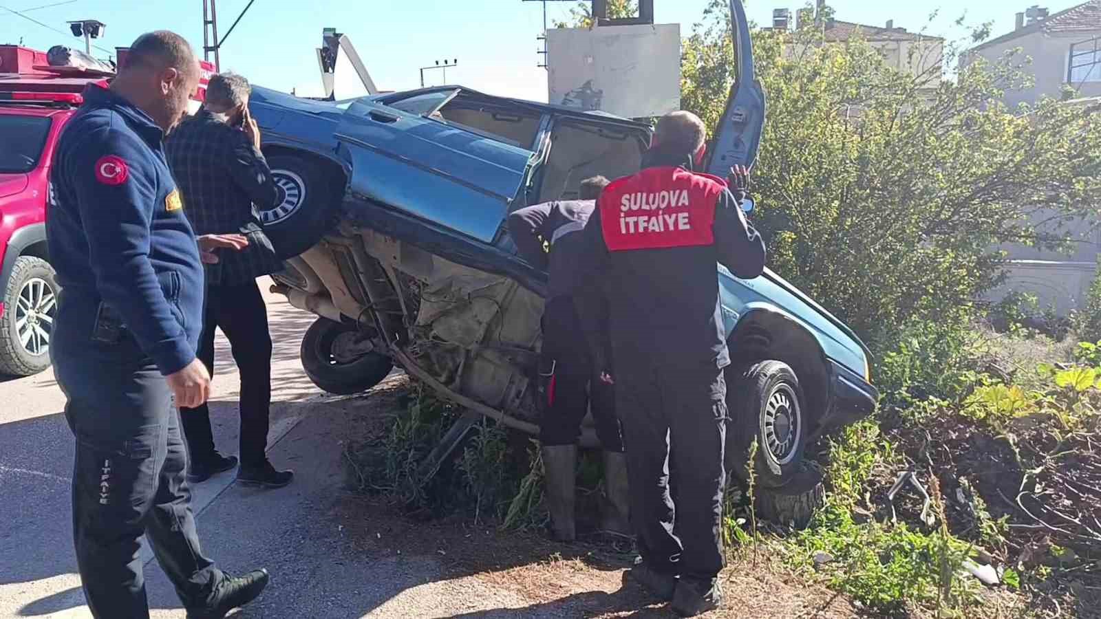 amasyada-direge-carpan-otomobil-ikiye-ayrildi-2-yarali