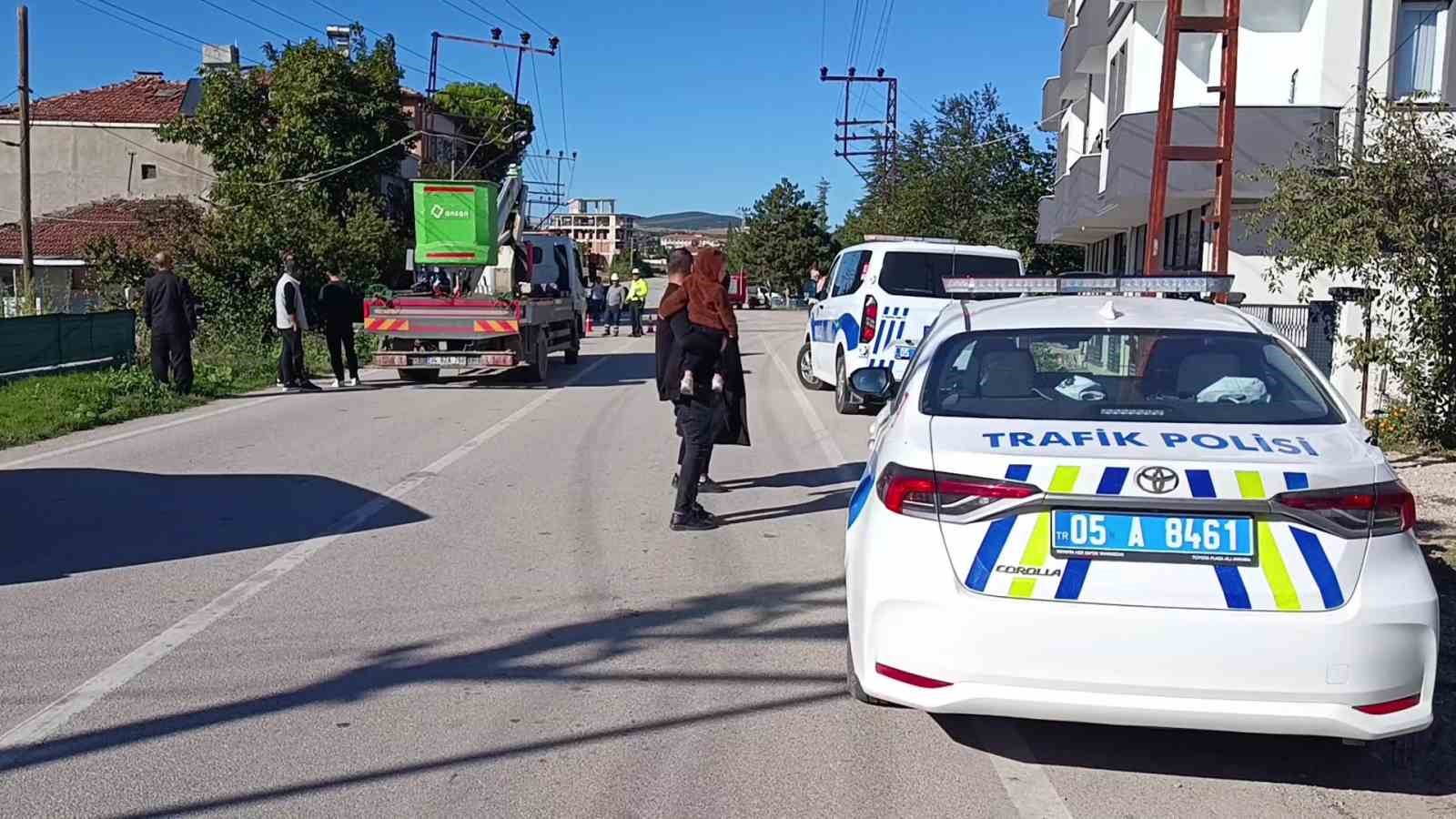 amasyada-direge-carpan-otomobil-ikiye-ayrildi-2-yarali