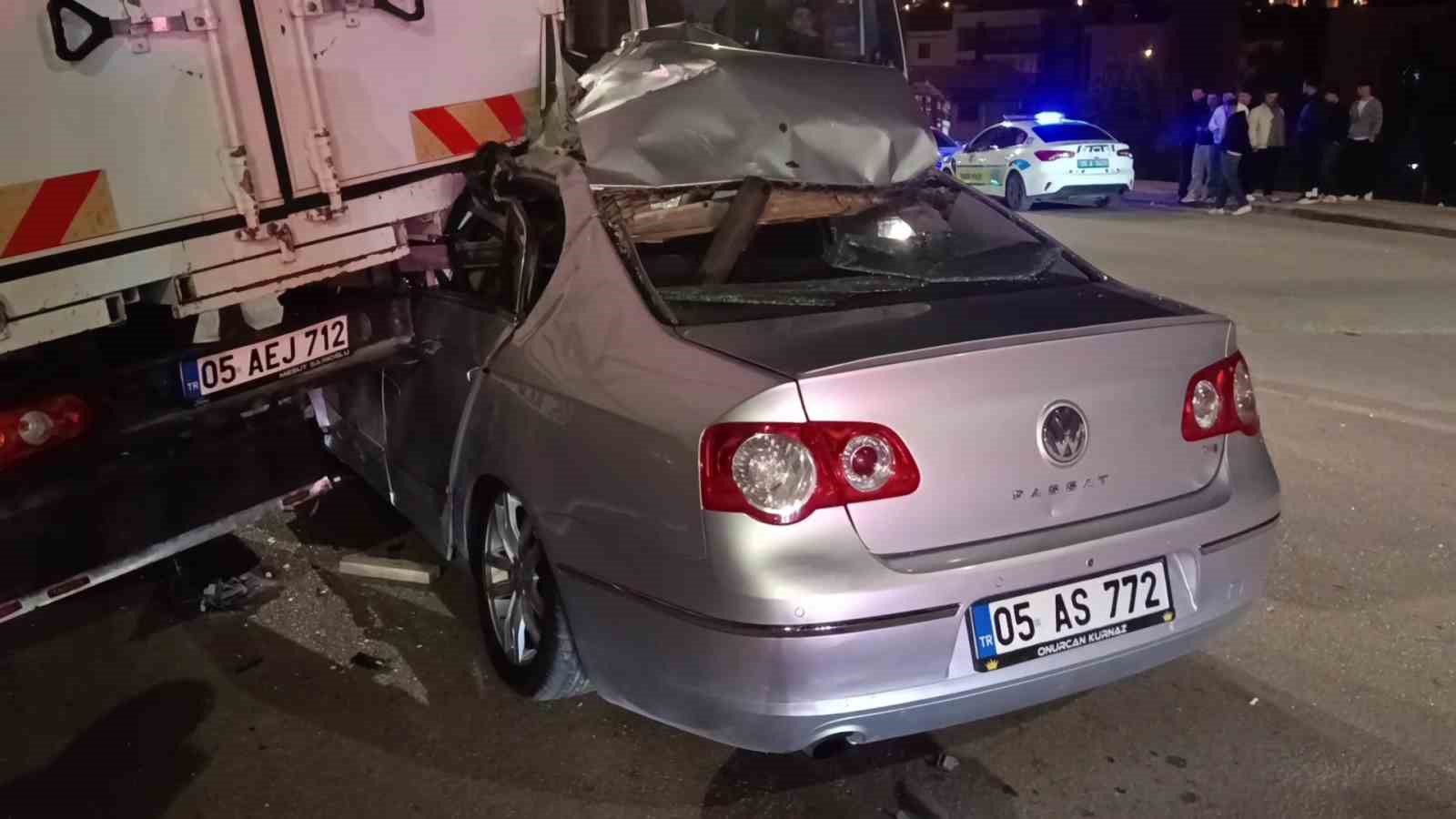 amasyada-kamyonete-carpan-otomobil-hurdaya-dondu-1-yarali