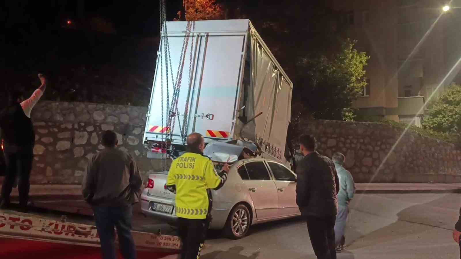 amasyada-kamyonete-carpan-otomobil-hurdaya-dondu-1-yarali