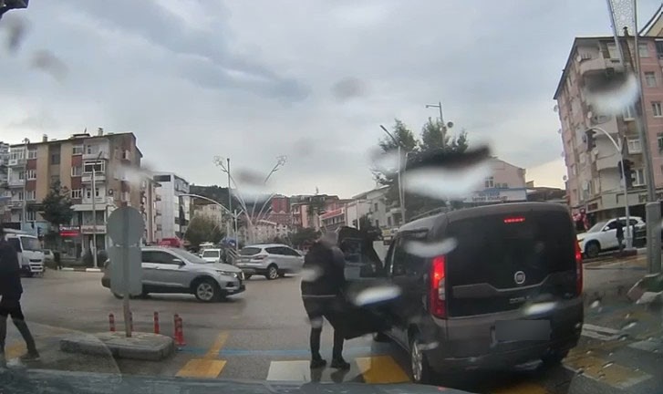 ambulansa-yol-acmak-icin-araclarindan-inip-surucuyu-uyardi